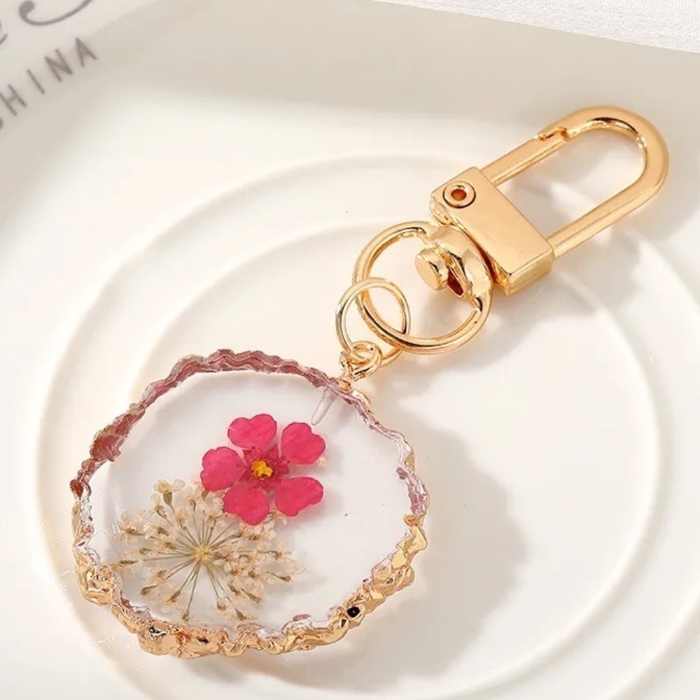 *TOPANGA* Gold x Dried Flower Resin Fashion Keychain